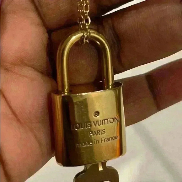 LV Lock and Key #332 - Picture 2 of 5